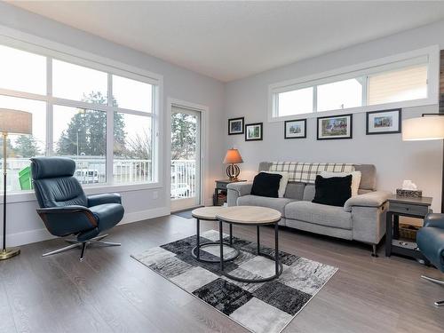 9-1027 College St, Duncan, BC - Indoor Photo Showing Living Room