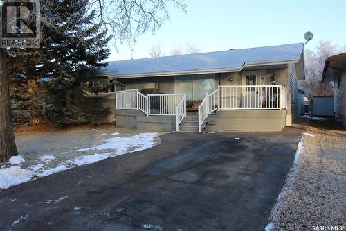 575 6Th Avenue W, Shaunavon, SK - Outdoor With Deck Patio Veranda