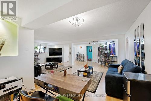 2596 Silvan Street, Niagara Falls, ON - Indoor Photo Showing Living Room