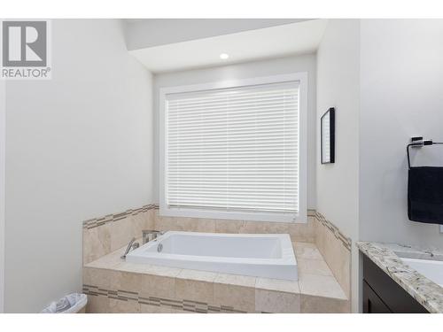 1757 Capistrano Drive, Kelowna, BC - Indoor Photo Showing Bathroom