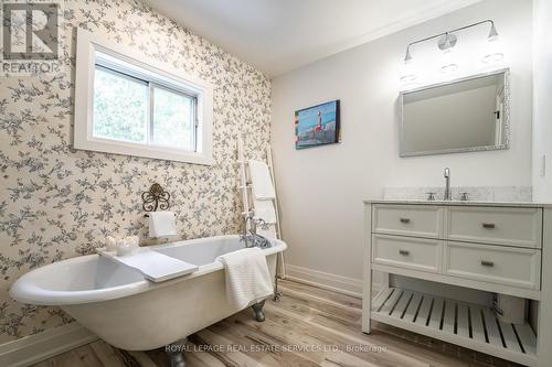 4 6Th St, Grimsby, ON - Indoor Photo Showing Bathroom