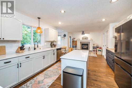 7562 Southridge Avenue, Prince George, BC - Indoor Photo Showing Kitchen With Upgraded Kitchen