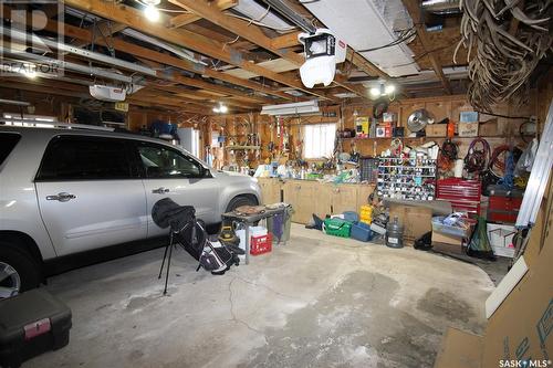 573 3Rd Street W, Shaunavon, SK - Indoor Photo Showing Garage