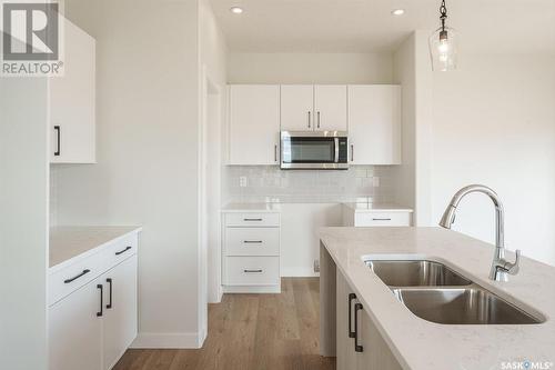 275 Prasad Manor, Saskatoon, SK - Indoor Photo Showing Kitchen With Double Sink With Upgraded Kitchen