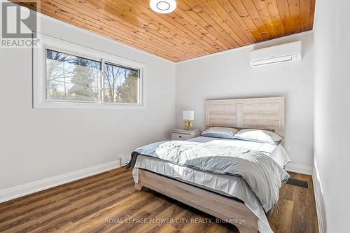 43 Baker Rd, Kawartha Lakes, ON - Indoor Photo Showing Bedroom
