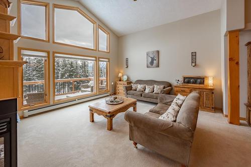 965 Oster Road, Golden, BC - Indoor Photo Showing Living Room