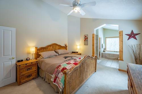 965 Oster Road, Golden, BC - Indoor Photo Showing Bedroom