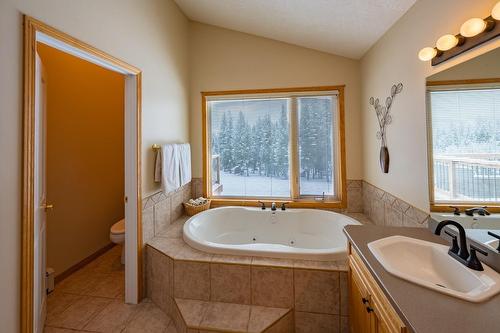 965 Oster Road, Golden, BC - Indoor Photo Showing Bathroom