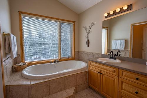 965 Oster Road, Golden, BC - Indoor Photo Showing Bathroom