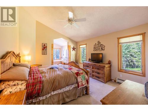 965 Oster Road, Golden, BC - Indoor Photo Showing Bedroom