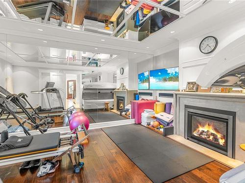 520 Island Rd, Oak Bay, BC - Indoor With Fireplace