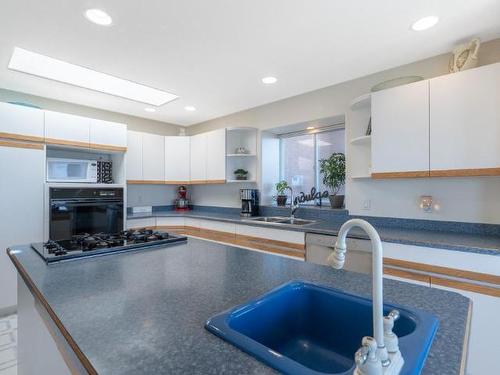 928 Regent Cres, Kamloops, BC - Indoor Photo Showing Kitchen With Double Sink