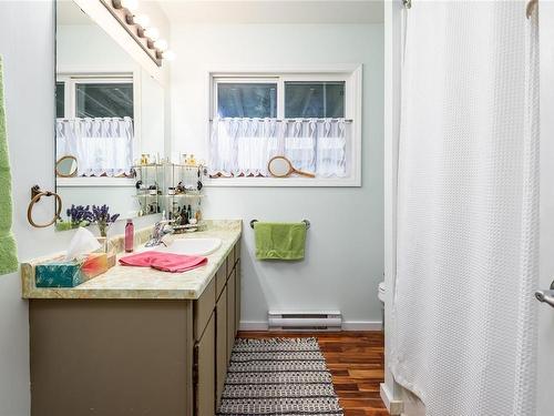 529 25Th St, Courtenay, BC - Indoor Photo Showing Bathroom