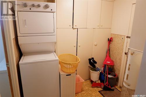 233 5Th Avenue W, Gravelbourg, SK - Indoor Photo Showing Laundry Room