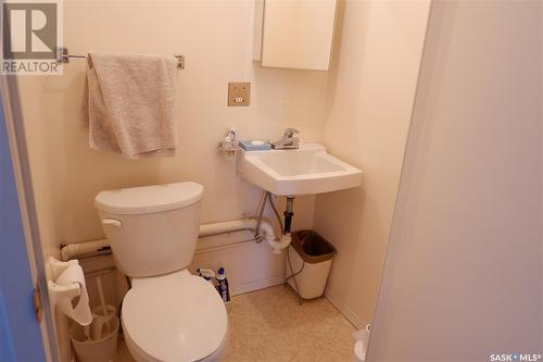 233 5Th Avenue W, Gravelbourg, SK - Indoor Photo Showing Bathroom