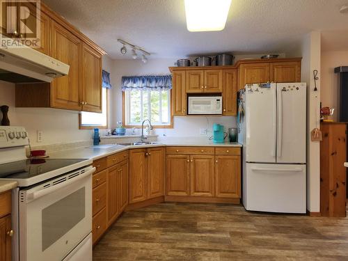 1500 West Fraser Road, Quesnel, BC - Indoor Photo Showing Kitchen With Double Sink