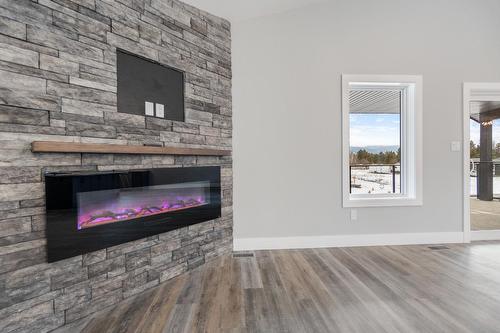 1071 Elkview Road, Castlegar, BC - Indoor Photo Showing Living Room With Fireplace