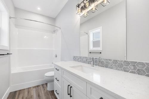 1071 Elkview Road, Castlegar, BC - Indoor Photo Showing Bathroom