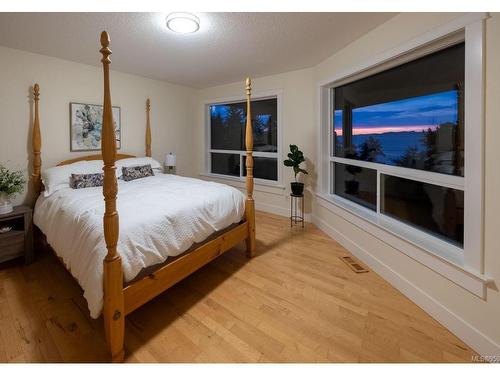 3182 Dolphin Dr, Nanoose Bay, BC - Indoor Photo Showing Bedroom