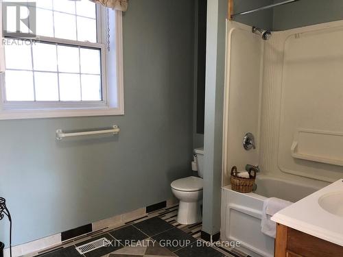 37 Bettes Street, Belleville, ON - Indoor Photo Showing Bathroom