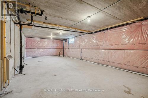 8 Shores Lane, Fort Erie, ON - Indoor Photo Showing Garage
