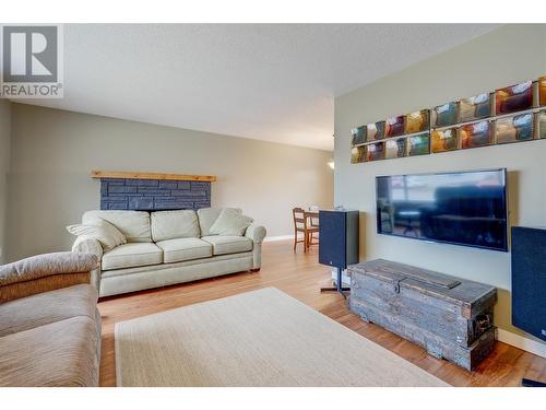 12241 Saunders Crescent, Summerland, BC - Indoor Photo Showing Living Room