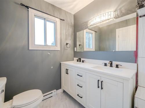 10116 Julia Street, Summerland, BC - Indoor Photo Showing Bathroom