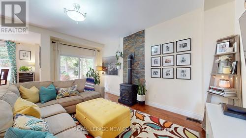 15 James Ave, Wasaga Beach, ON - Indoor Photo Showing Living Room