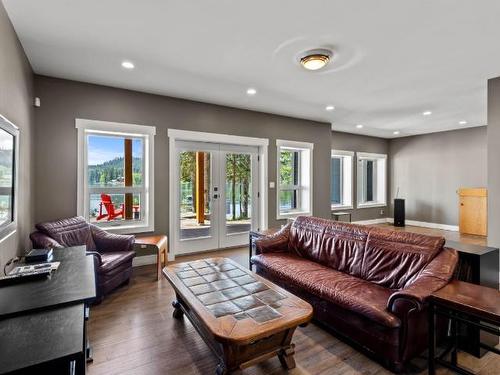 7922 Dean Road, Out Of District, BC - Indoor Photo Showing Living Room