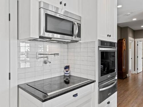 7922 Dean Road, Out Of District, BC - Indoor Photo Showing Kitchen