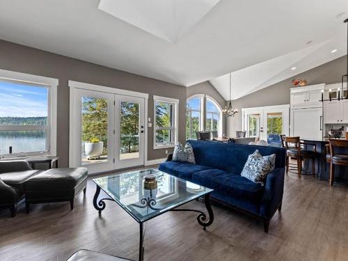 7922 Dean Road, Out Of District, BC - Indoor Photo Showing Living Room