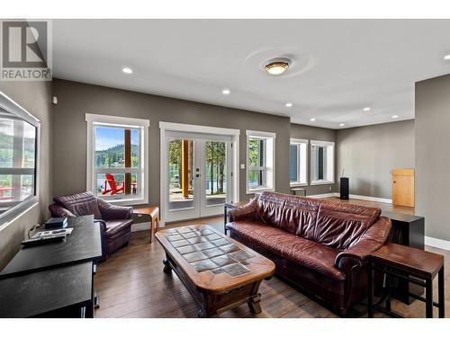 7922 Dean Road, Bridge Lake, BC - Indoor Photo Showing Living Room