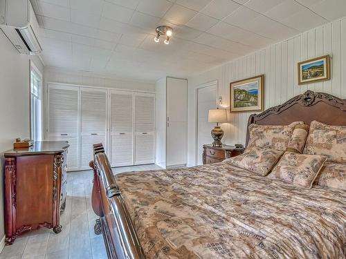 Chambre Ã  coucher principale - 1381 Rue Dumouchel, Sainte-Adèle, QC - Indoor Photo Showing Bedroom