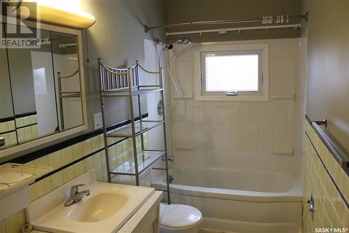 337 4Th Street, Estevan, SK - Indoor Photo Showing Bathroom