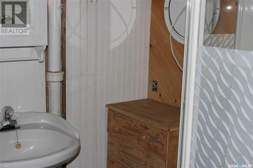 337 4Th Street, Estevan, SK - Indoor Photo Showing Bathroom