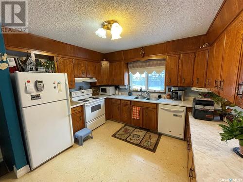 1009 8Th Street, Rosthern, SK - Indoor Photo Showing Kitchen With Double Sink