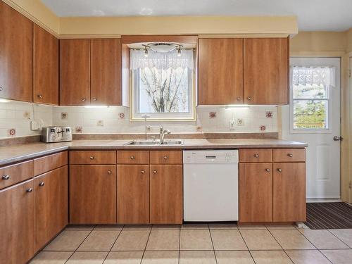 Kitchen - 14879 Rue Windsor, Montréal (Pierrefonds-Roxboro), QC - Indoor Photo Showing Kitchen With Double Sink
