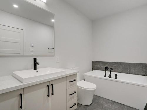 Salle de bains - 5-143 Rue Brunet, Salaberry-De-Valleyfield, QC - Indoor Photo Showing Bathroom