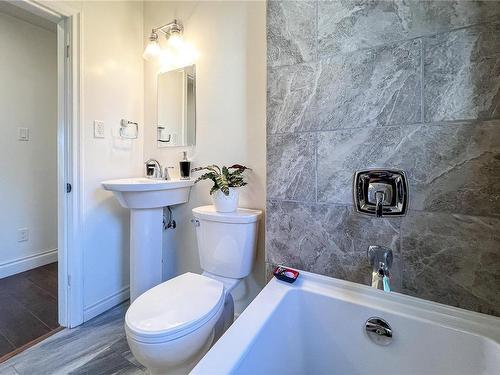 649 Mcphee Ave, Courtenay, BC - Indoor Photo Showing Bathroom