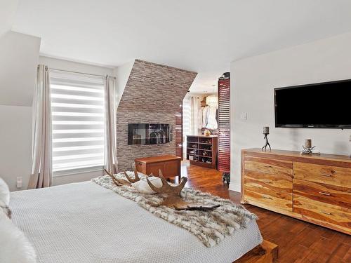 Master bedroom - 85 Rue Des Arondelles, Varennes, QC - Indoor Photo Showing Bedroom With Fireplace