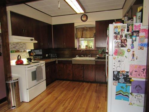 1415 Lookout Road, Castlegar, BC - Indoor Photo Showing Kitchen