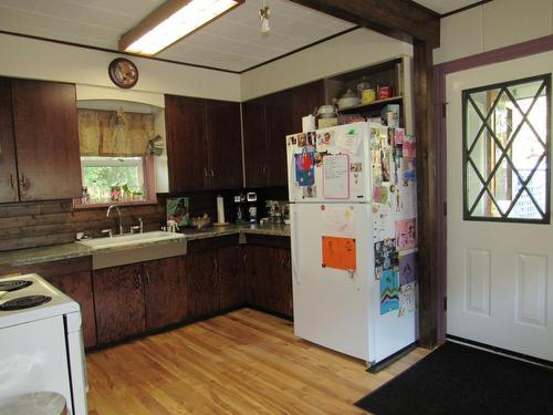 1415 Lookout Road, Castlegar, BC - Indoor Photo Showing Kitchen