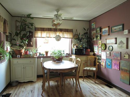 1415 Lookout Road, Castlegar, BC - Indoor Photo Showing Dining Room