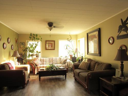 1415 Lookout Road, Castlegar, BC - Indoor Photo Showing Living Room