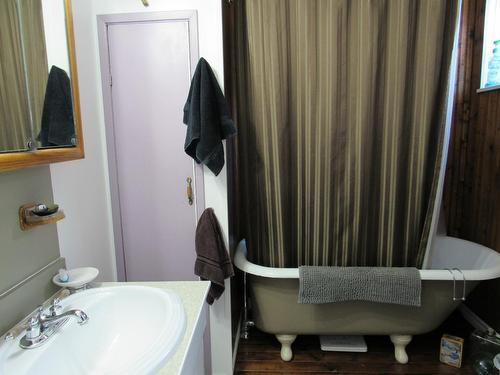 1415 Lookout Road, Castlegar, BC - Indoor Photo Showing Bathroom