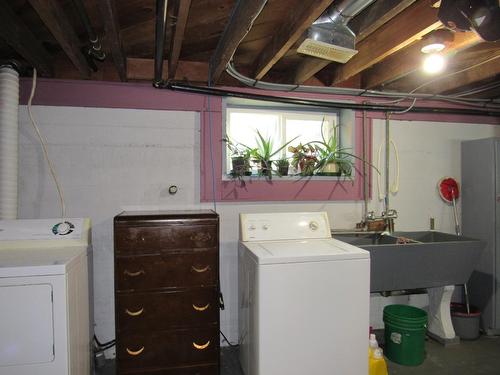 1415 Lookout Road, Castlegar, BC - Indoor Photo Showing Laundry Room