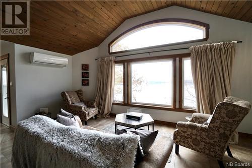 176 Hills Point Road, Oak Bay, NB - Indoor Photo Showing Living Room