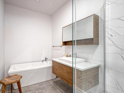 Ensuite bathroom - 203-2305 Place Des Tilleuls, Saint-Bruno-De-Montarville, QC - Indoor Photo Showing Bathroom