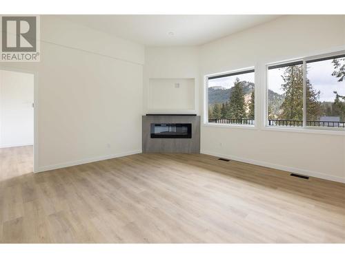 2741 Cedar Ridge Street, Lumby, BC - Indoor Photo Showing Living Room With Fireplace