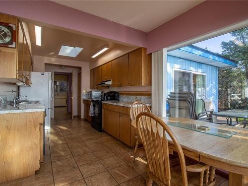 2701 Yawl Lane, Pender Island, BC - Indoor Photo Showing Kitchen